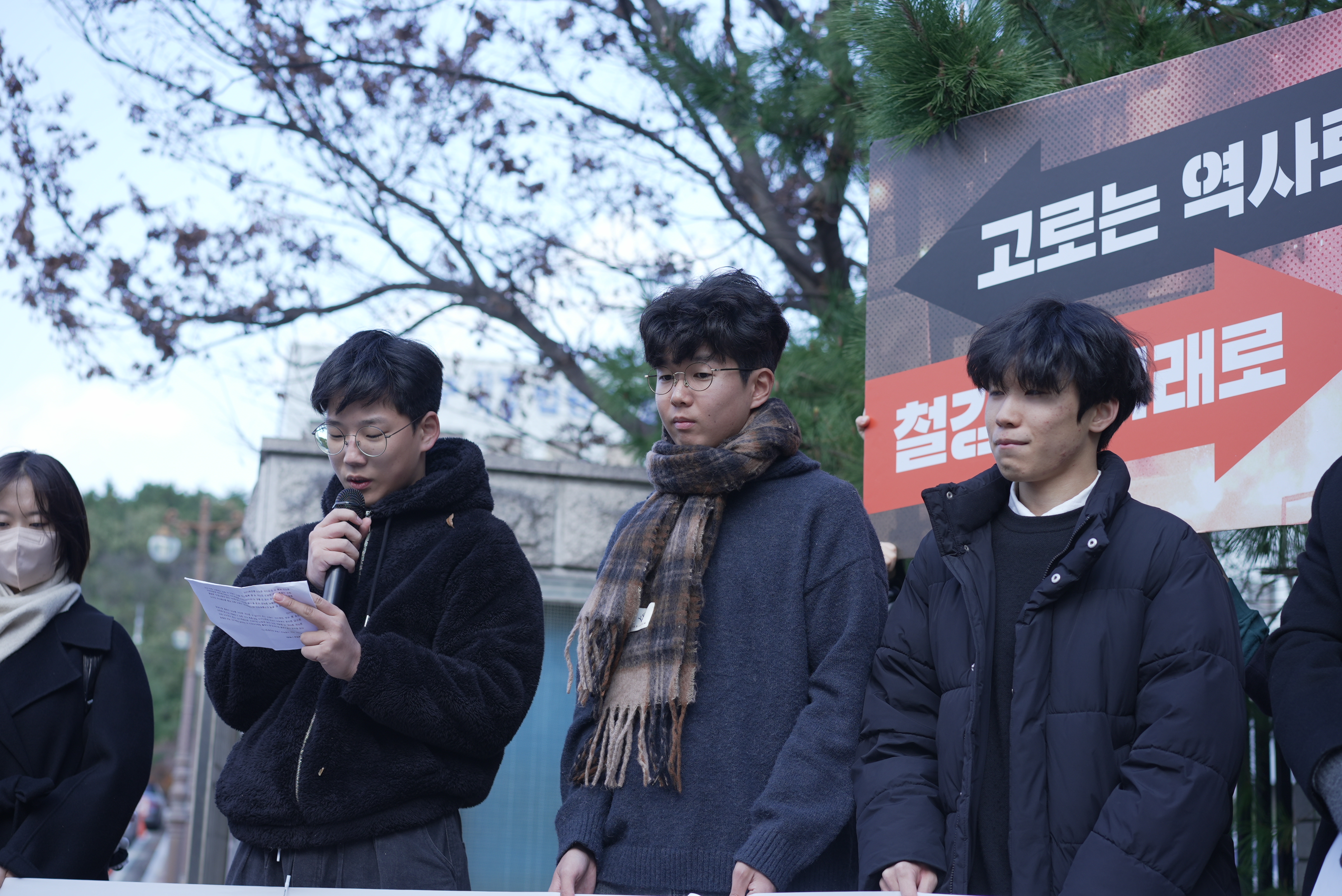 [보도자료]“포스코 다니는 어른들도 응원해줬어요”...포스코 고로 개수 중지 소송    첫 변론기일, 청소년 원고 3인 법원에 서다  