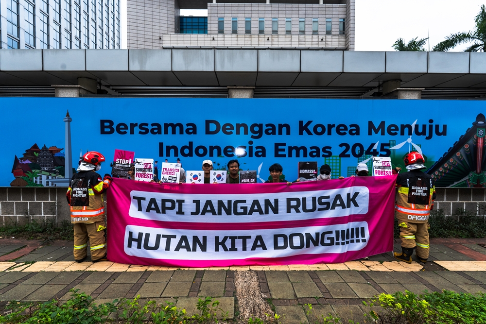 [보도자료] ”세계 3대 열대우림 파괴하는 바이오매스 수입 중단하라” 자카르타 한·일 대사관 앞에서 시위 열려